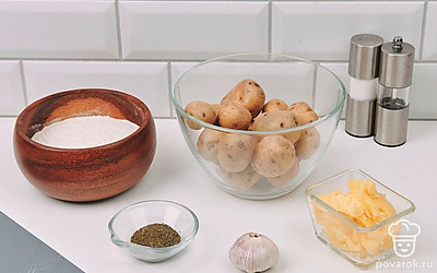 Тщательно промойте картофель. Достаньте сливочное масло.