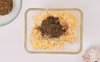 Нарежьте мелко чеснок и смешайте его с мягким сливочным масло и специями.