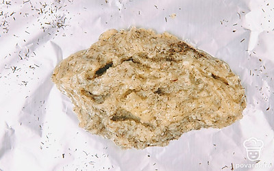 Переложите смесь на фольгу. Распределите.