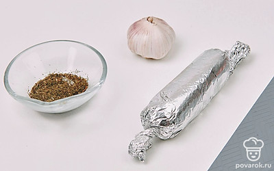 Заверните фольгу, сформируйте колбаску. Уберите фольгу в морозилку.