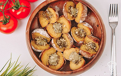 Готовую картошку аккуратно выложите в глубокую тарелку. Разрежьте пополам картофелины и в каждую выложите кусочек масла с чесноком. Приятного аппетита!