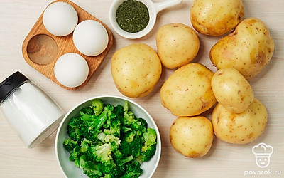 Картофель помойте и почистите. Куриные яйца помойте. Подготовьте блендер.