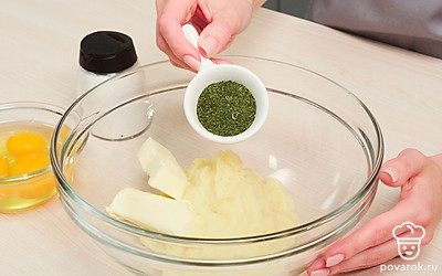 Приготовьте картофель. Нарежьте очищенные клубни на небольшие куски, отварите вместе с брокколи в подсоленной воде в течение 20 минут. Слейте 3/4 воды. Брокколи извлеките, пробейте блендером. Толкушкой тщательно разомните картофель.