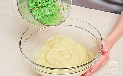 Приготовьте пюре. К картофельному пюре добавьте сливочное масло, сушеный укроп, продолжайте толочь. Яйца взбейте венчиком. Добавьте к пюре яйца и быстро смешайте их толкушкой с картофелем. Добавьте пюре из брокколи, тщательно перемешайте.