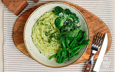 Укроп мелко покрошите. Подавайте картофельное пюре, украсив свежим укропом.