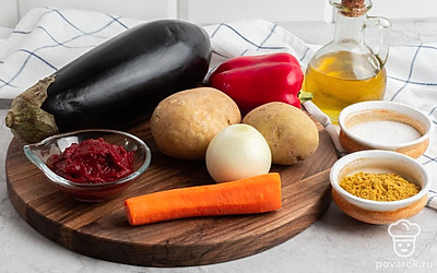 Подготовьте все ингредиенты. Промойте овощи, очистите лук и морковь. Разогрейте духовку до 180 градусов.