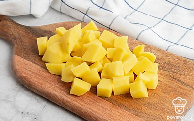 Нарежьте картофель небольшими кубиками.