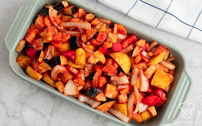 Рагу выложите в форму для выпечки, смазанную растительным маслом. Выпекайте в заранее разогретой до 180 градусов духовке в течение 40 минут.