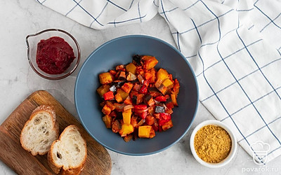 Запеченное рагу в духовке с баклажаном, картофелем и карри выложите на порционные тарелки и украсьте на свой вкус. Приятного аппетита!