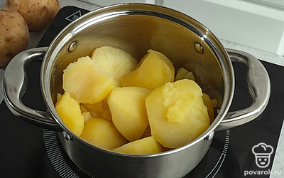 Почистите картофель. Погрузите картофель в кастрюлю с холодной водой и посолите. Варите на медленном огне в течении 20-25 минут. Проверьте на готовность вилкой.