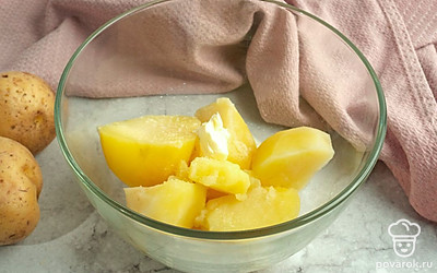 Переложите приготовленный картофель в глубокую тарелку. Залейте молоком и добавьте сливочное масло. Добавьте измельченный чеснок. Хорошо разомните или взбейте миксером.