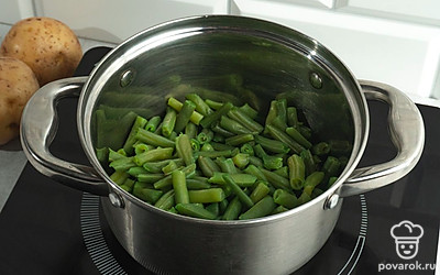 Стручковую фасоль поместите в кипящую воду. Дождитесь повторного закипания и варите 3-4 минуты.