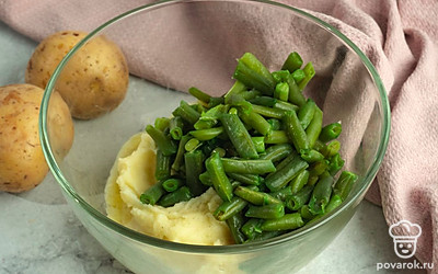 Приготовленную фасоль переложите к картофелю. Хорошо размешайте ингредиенты.