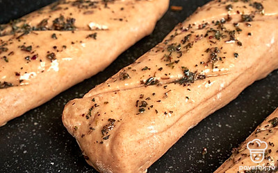 Приготовьте багеты. Разогрейте духовку до 200 градусов, поставьте в нее противень с багетами и выпекайте около 30 минут, пока верх хлеба не подрумянится. Готовые багеты переложите остывать на решетку, немного сбрызнув водой. Накройте полотенцем и дайте выпечке "отдохнуть" в течение 30 минут.