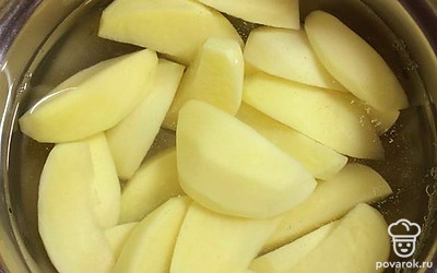 Картофель очистите и отварите до полной готовности в подсоленной воде.