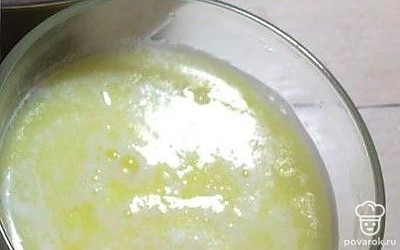 Слейте воду и добавьте сгущеное молоко и сливки.