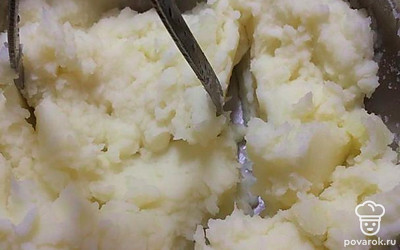 Хорошо разомните картофель до пюреобразнного состояния. 