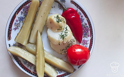 Подавать можно порционно, разложив по вкусу овощи, добавить кусочек ржаного хлеба. Идеальная закуска к вашему столу, прекрасно подойдёт к пиву или водке. Приятного аппетита! 