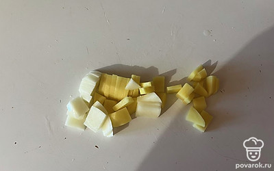 Картошку нарежьте мелким кубиком.