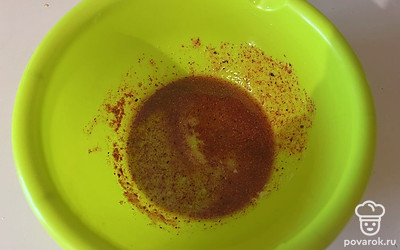 В отдельной емкости соедините растительное масло, копченую паприку и сушеный чеснок.