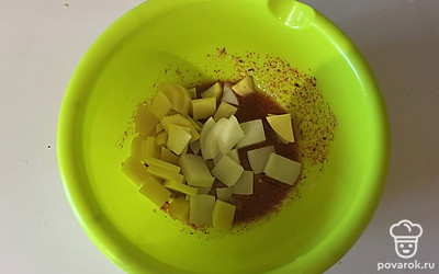 К этой смеси добавьте нарезанную картошку.