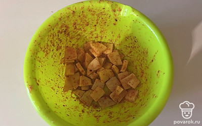 Все перемешайте, чтобы каждый кусочек картошки был покрыт маслом со специями.