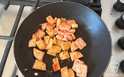 Далее эту картошку выложите на сухую сковороду и обжаривайте в течение 10 минут до полной готовности.