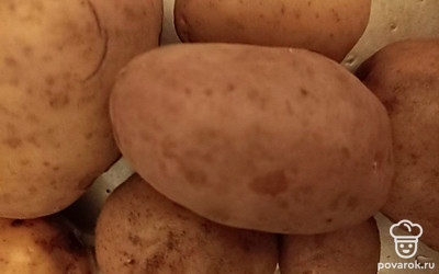 Приготовить ингредиенты. Вымыть картошку и почистить ее. Очищенный картофель варить в подсоленной воде с добавлением куркумы. Так картофель получится красивого золотистого цвета. Отвариварить 15 минут.