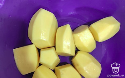 Почистить и вымыть картошку.