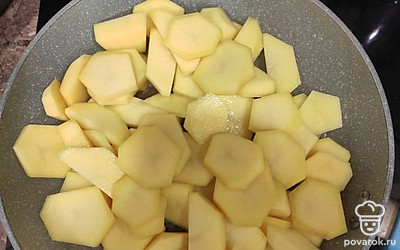 Нарезать, залить кипятком на 5 минут. Воду слить, просушить на бумажном полотенце.