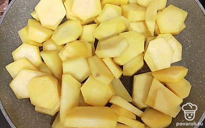 В сковороде, разогретой с подсолнечным маслом, жарить на большом огне 12 минут без крышки, помешивая не слишком часто.