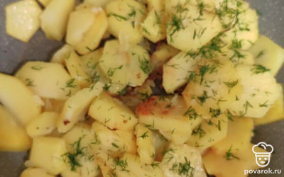 Посолить, можно добавить немного копченой паприки. Положить 1 столовую ложку сливочного масла, жарить еще 5 минут, затем добавить свежий укроп.