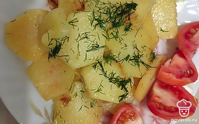 Подавать блюдо горячим, со свежими овощами.