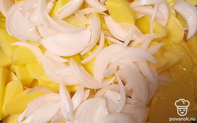 Порезать картошку с луком и положить в разогретую с маслом сковородку.