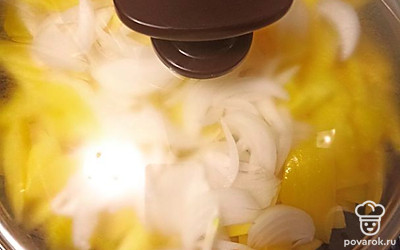 Жарить минут 20 на большом огне под крышкой, постоянно помешивая.