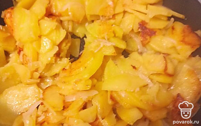 В самом конце добавить чеснок и соль. Жарить до готовности.