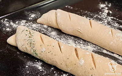 Выпеките багеты. Разогрейте духовой шкаф до 200 градусов, поставьте на дно емкость с водой. На багетах сделайте вертикальные надрезы по всей длине. Поставьте противень на среднюю полку духовки. Через 20 минут уберите емкость с водой. Убавьте температуру до 180 градусов и продолжайте выпекать еще 20 минут. Переложите готовые багеты остывать на решетку или доску.