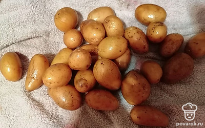 Картофель тщательно вымыть от загрязнений, очищать от кожуры не нужно. 