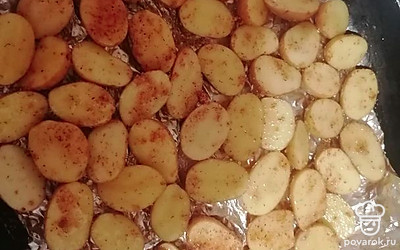 Противень застелить фольгой, выложить картофель в один слой, кожурой вниз. 