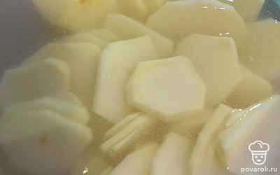Картофель очищаем и режем кружочками.