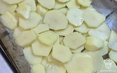 Укладываем кружки в форму друг на друга.