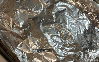 Закрываем фольгой и отправляем в духовку на 40 минут при температуре 200 градусов.