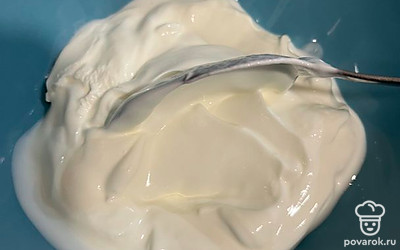 Пока картофель запекается, готовим соус. В тарелку выкладываем сметану.