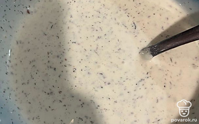 Доливаем 150 миллилитров воды и все хорошо перемешиваем.