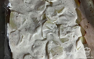 После того, как картофель запекся, достаем его из духовки и заливаем соусом.