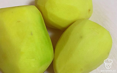 Почистите картофель. 