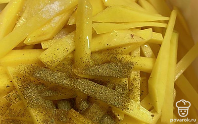 Нарежьте ее соломкой. Добавьте масло и приправу, перемешайте.