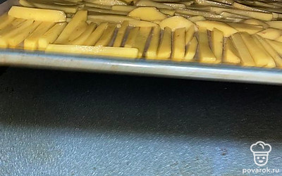 На пергамент выложите картофель и поставьте в духовку при 210 градусах на 25 минут.