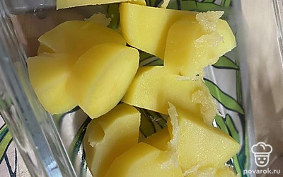 Отварной картофель нарезаем на крупные дольки.