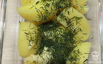 Добавляем чеснок и укроп, соль и растительно масло, все перемешиваем.